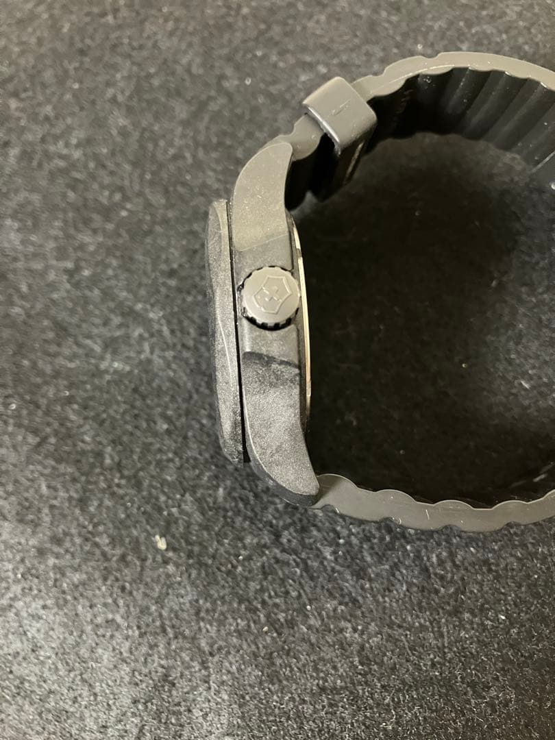 週末値下げ　ビクトリノックス イノックス I.N.O.X 241777 カーボン