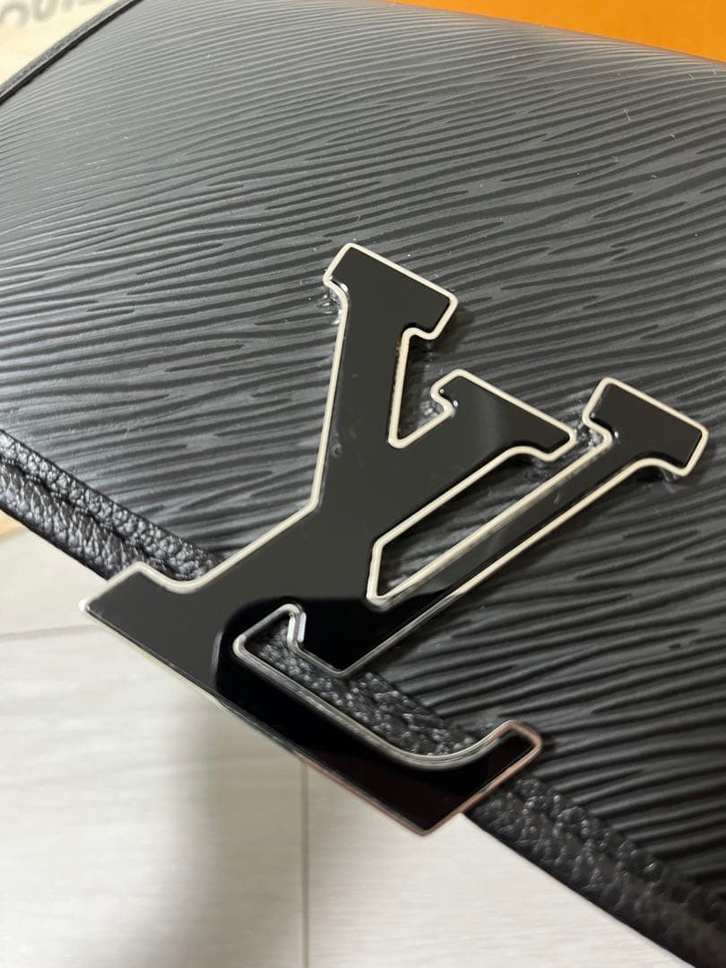 【まるまる】Louis Vuitton ショルダーバッグエピレザー ビュシ
