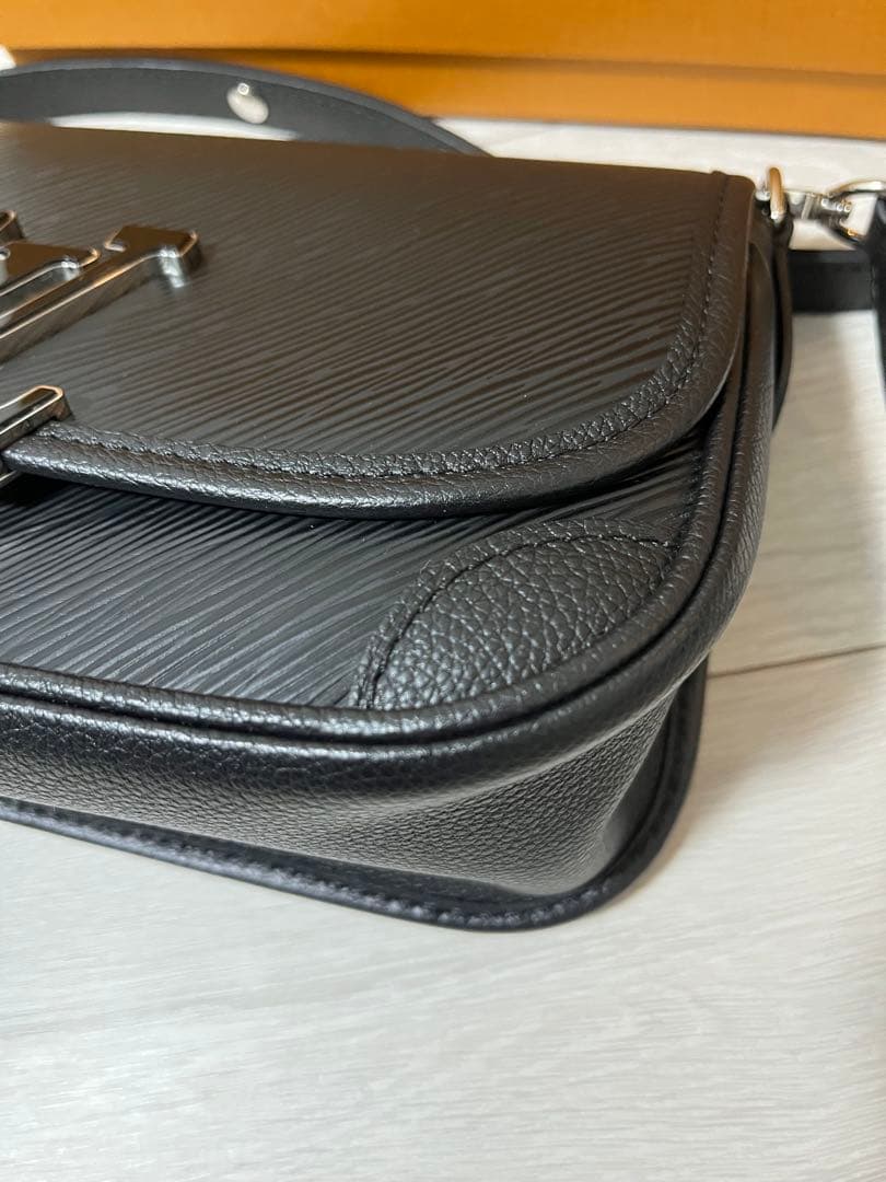 【まるまる】Louis Vuitton ショルダーバッグエピレザー ビュシ