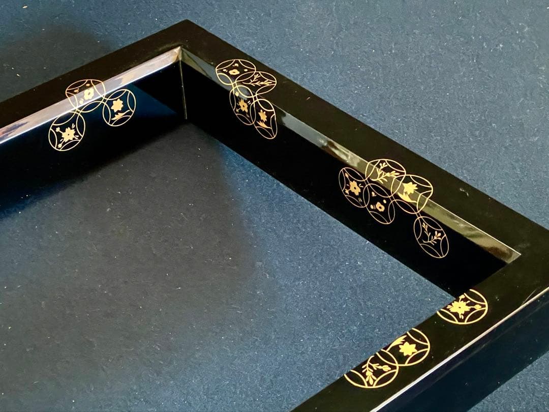 祖」 七宝蒔絵 黒塗 炉縁 塗師 陽斎 共箱 （1120B①）