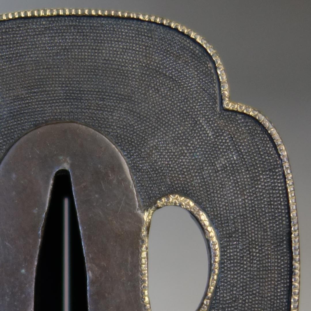 【赤銅魚子地 高肉彫 鍍金銀 桜花見図鍔】(鍔箱付き) 鍔 鐔 刀装具 武具