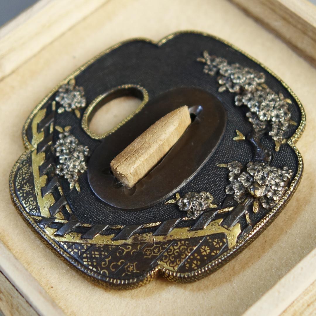 【赤銅魚子地 高肉彫 鍍金銀 桜花見図鍔】(鍔箱付き) 鍔 鐔 刀装具 武具