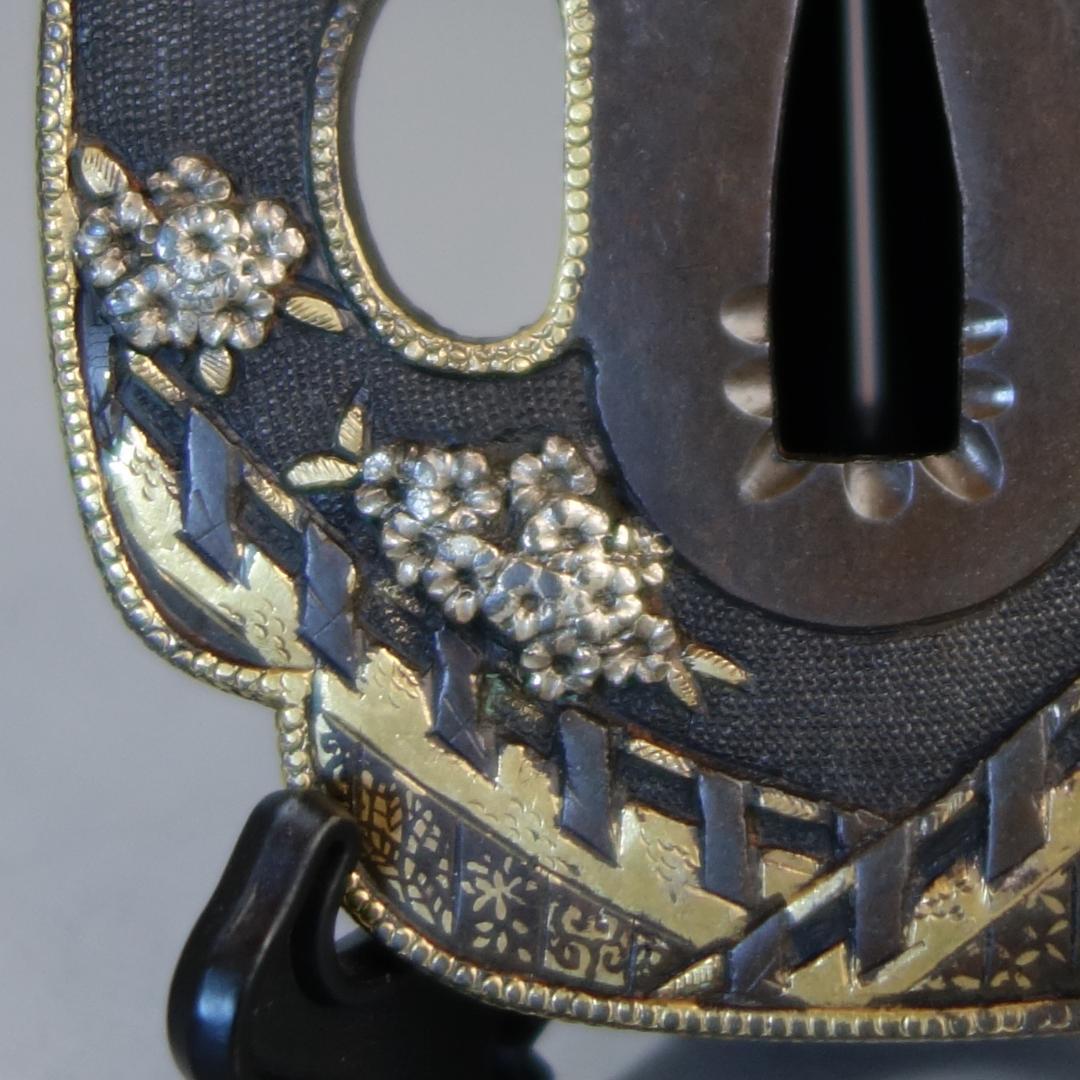 【赤銅魚子地 高肉彫 鍍金銀 桜花見図鍔】(鍔箱付き) 鍔 鐔 刀装具 武具