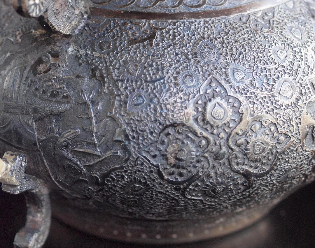 1970年央制作、イラン伝統彫金細工が楽器を奏でる人や花を