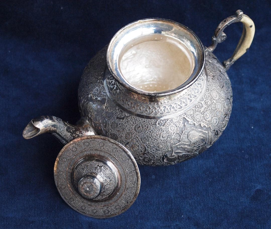 1970年央制作、イラン伝統彫金細工が楽器を奏でる人や花を