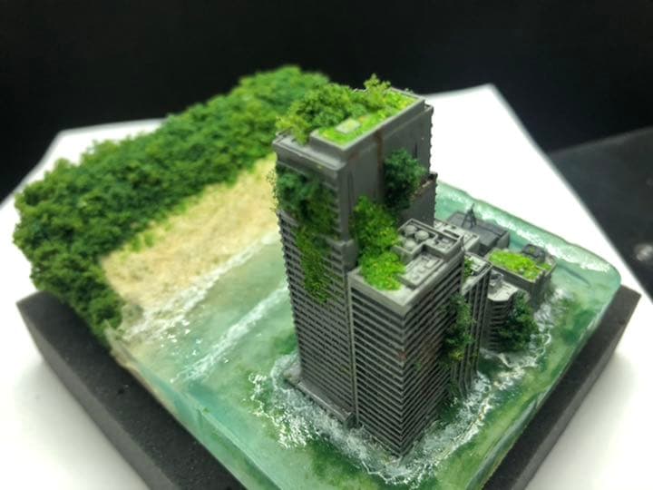 海岸に建つ廃墟ビル　ジオラマ
