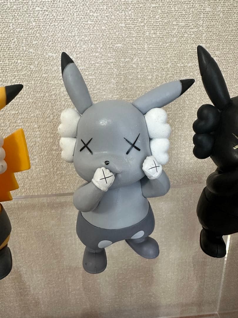 ピカチュウフィギュア　KAWS 3体セット