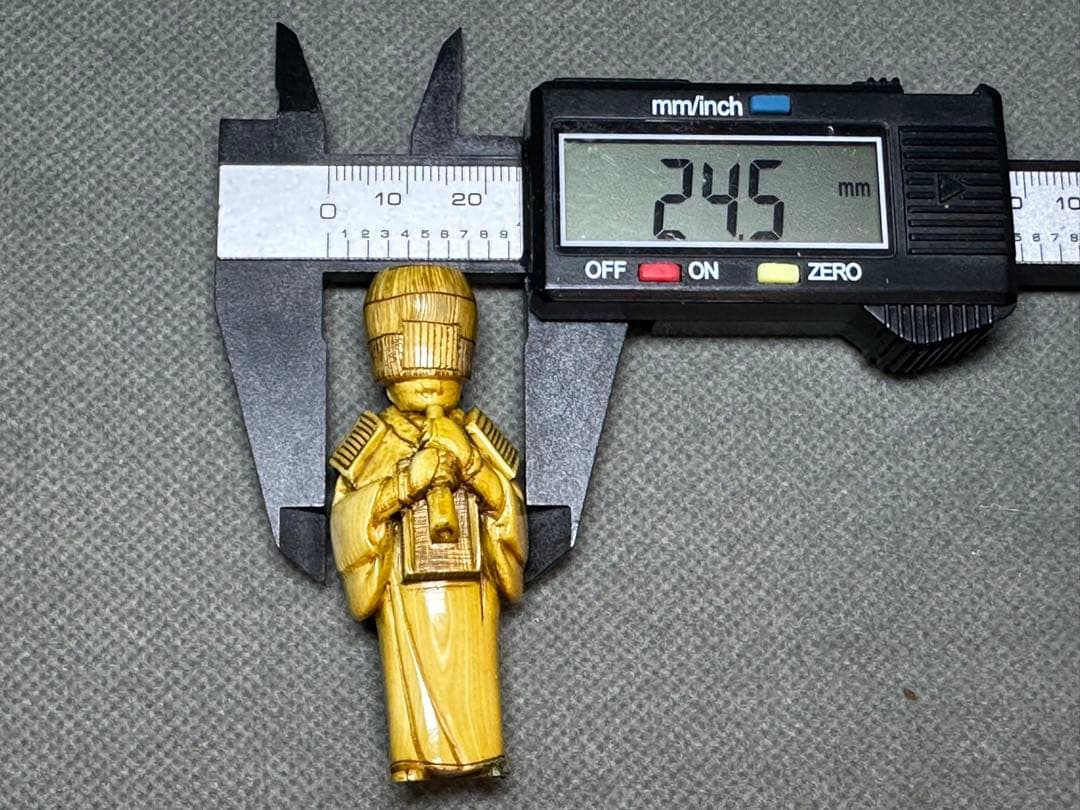 古根付 笛を吹く僧侶 置物 細密細工 骨董 アンティーク 彫刻 工芸品 在銘