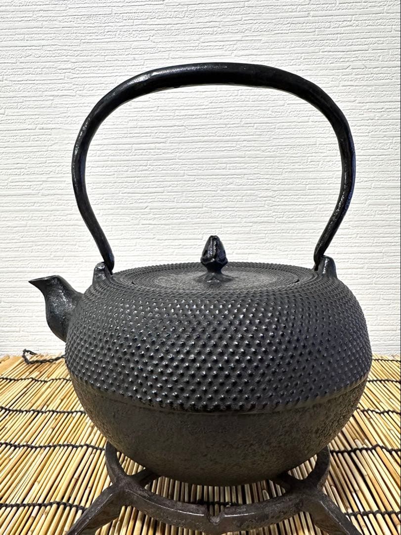 未使用品、供箱等付属品付　南部三厳堂造　１５型アラレ　南部鉄瓶　南部鉄器