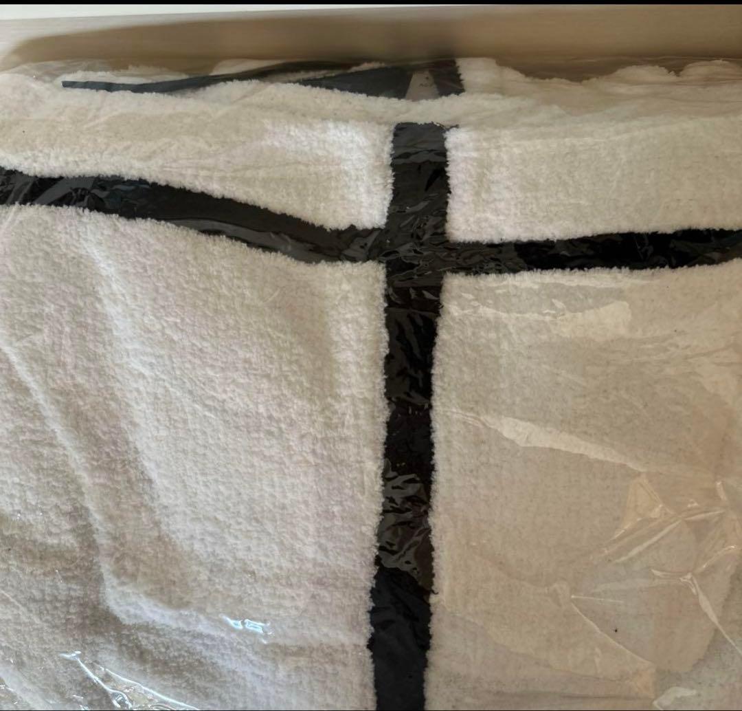 新品未開封】FLUFFY ZIP HOOD SET UP / WH タレントグッズ