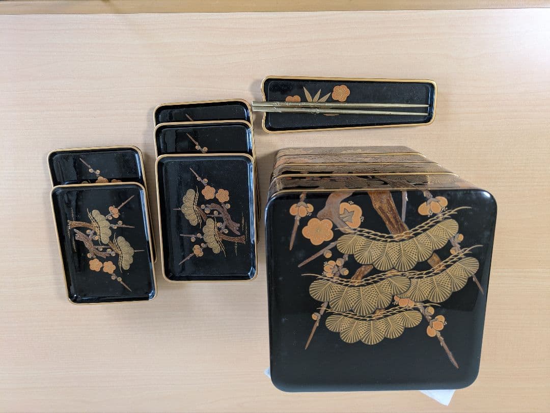 椿餅様用　輪島塗　高級漆器 中重箱 4段 黒地 金色 松 梅