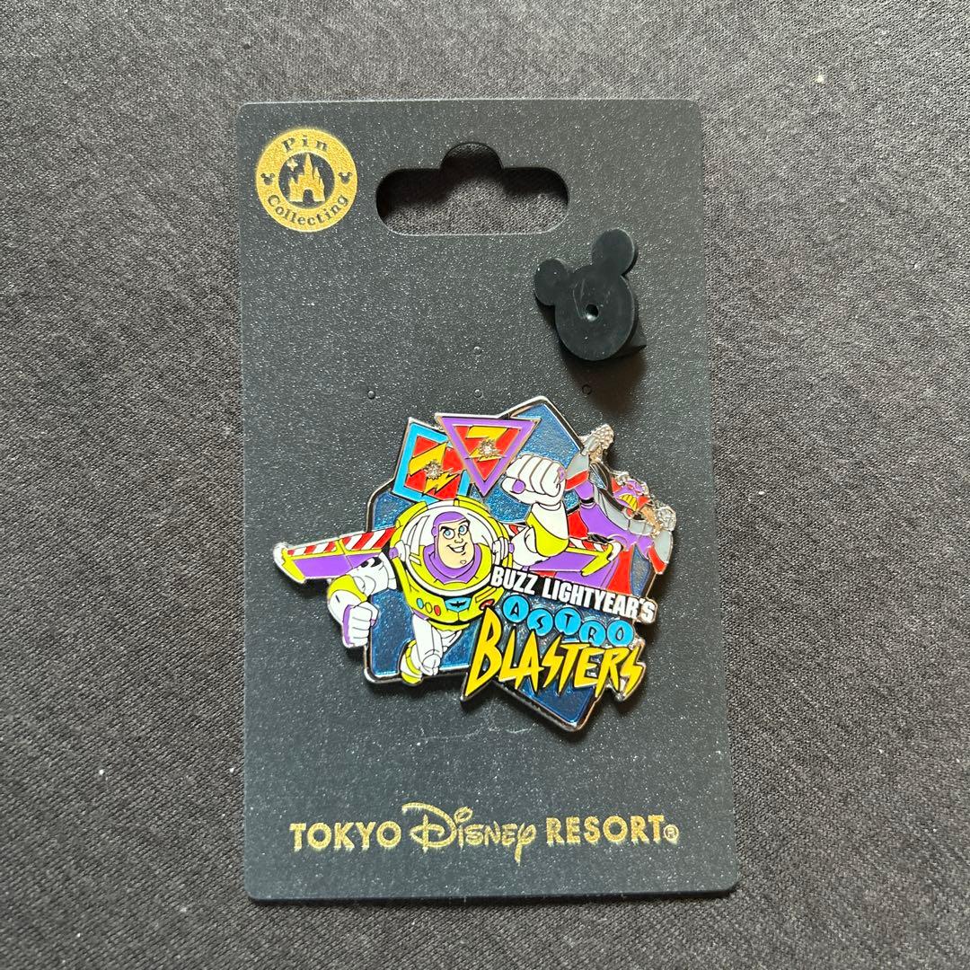 ニ*リ様 バズ・ライトイヤー アストロブラスター ピンバッジ - メルカリ