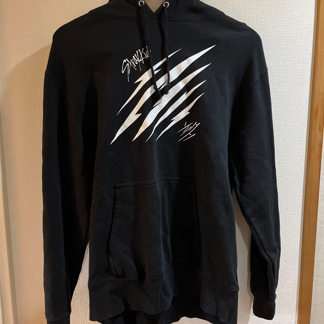straykids 】スキズ 公式パーカー 黒 - メルカリ