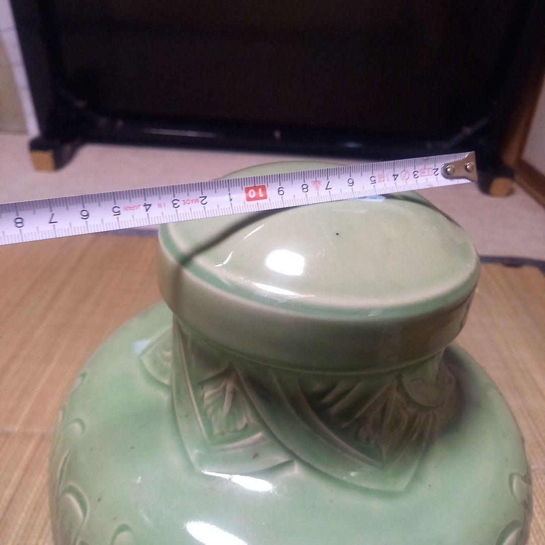 緑色の花彫刻付き蓋壺