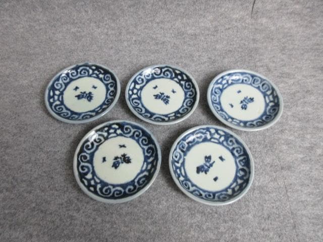 湖東焼染付唐草に蝶図小皿5枚 [B25635] 湖東焼染付唐草に蝶図小皿5枚 [B25635] 美濃焼染付 菊蝶 5寸皿 | 青木商店