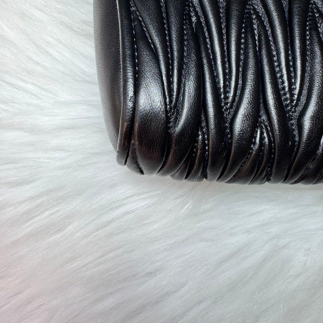 miu miu ミュウミュウ　マテラッセ　レザー　ショルダーバッグ　ブラック　黒