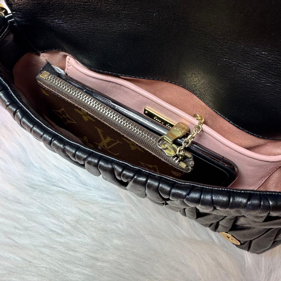 miu miu ミュウミュウ　マテラッセ　レザー　ショルダーバッグ　ブラック　黒