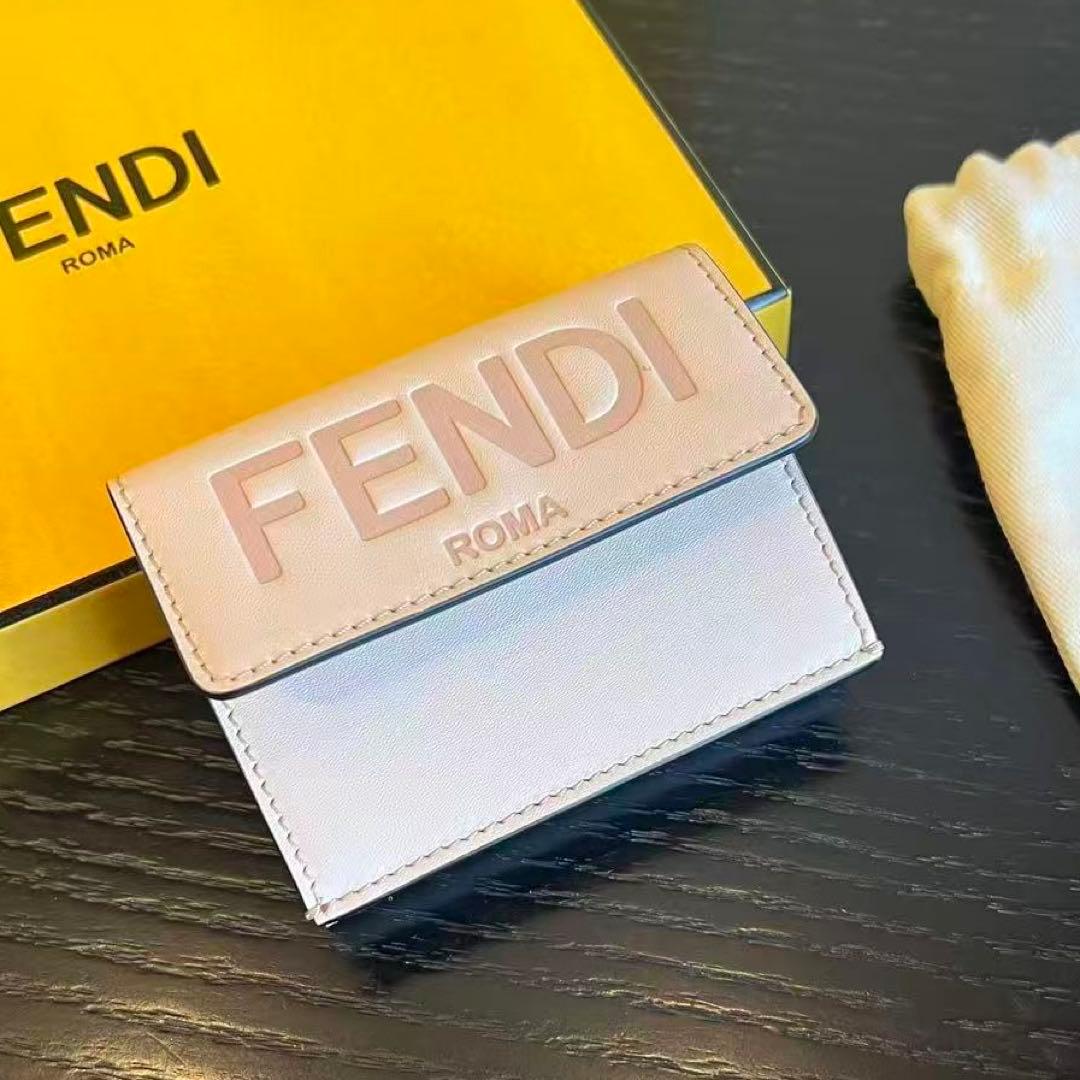 k*a様 新品10万 FENDI　エンボスロゴ 三つ折り財布 / コンパクト ウ