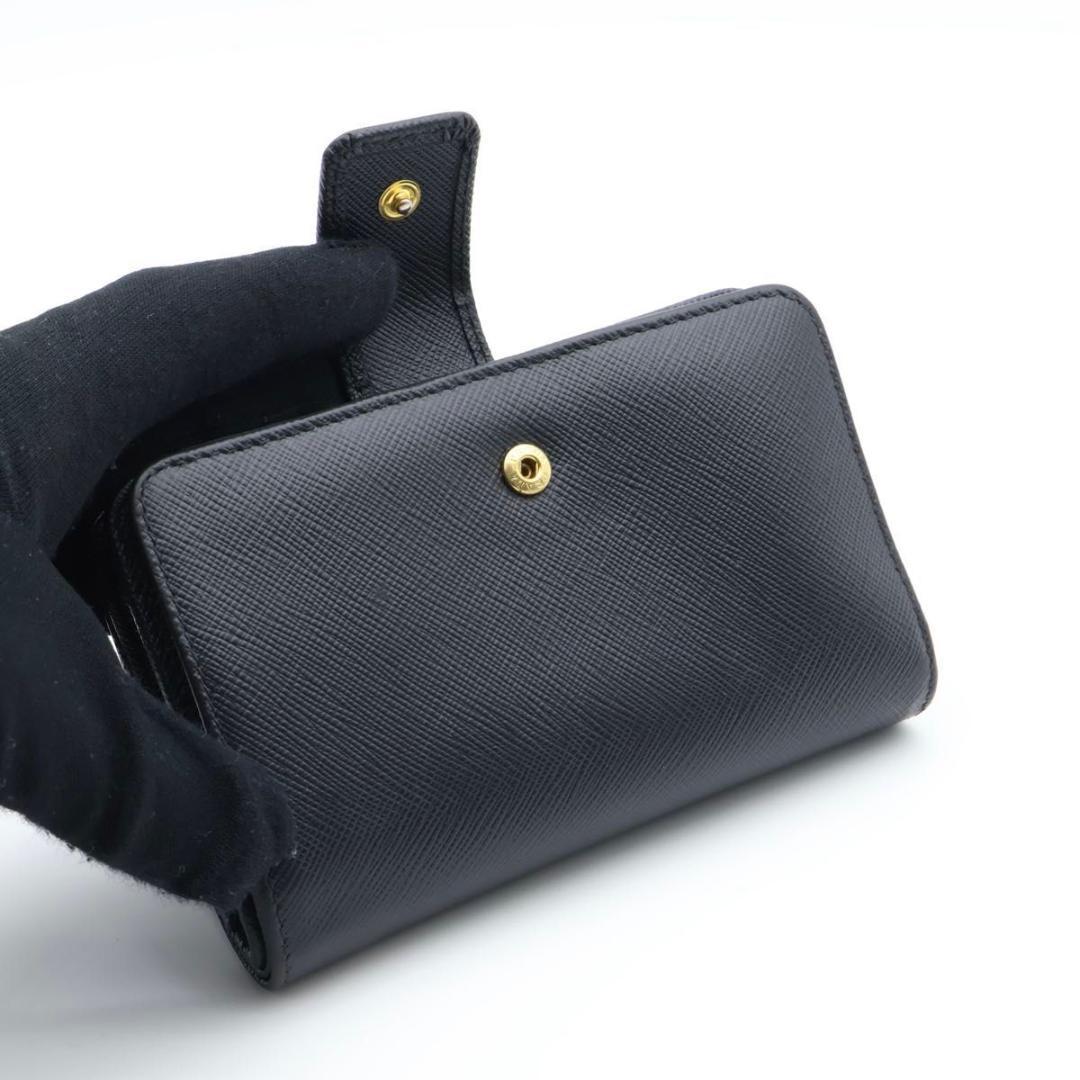 【極美品】PRADA 二つ折り財布　サフィアーノレザー　メタルロゴ　黒
