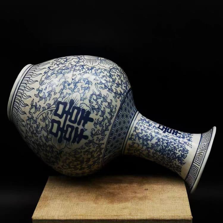 青花纏枝蓮牡丹喜字賞瓶 景徳鎮 陶磁器 装飾品 現代