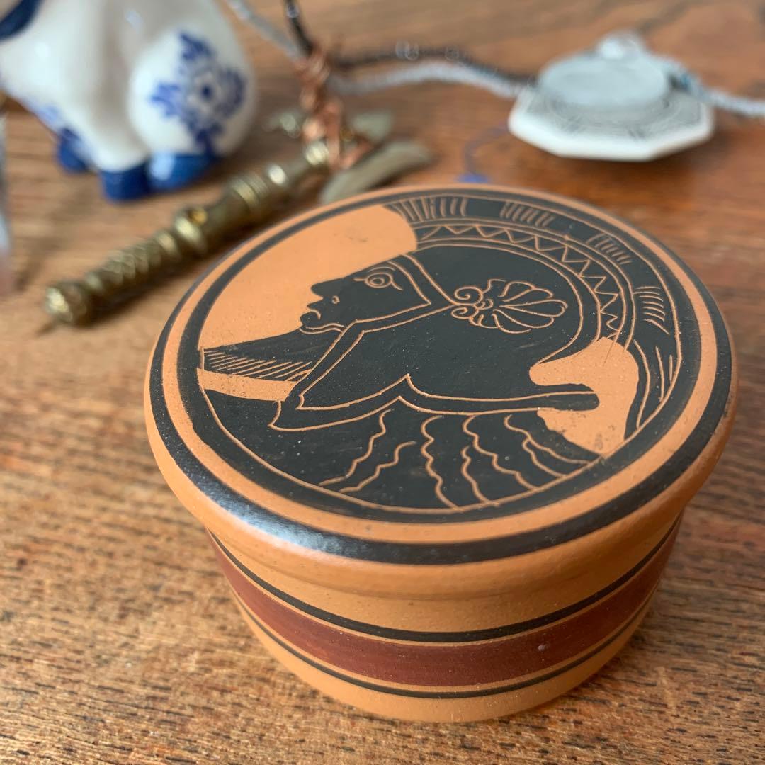 妻の作った 古物のガーランド ミノタウロスのまわりで製作していた男