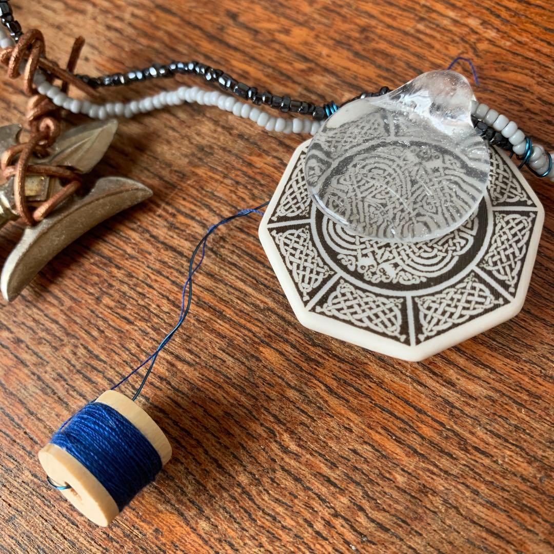 妻の作った 古物のガーランド ミノタウロスのまわりで製作していた男