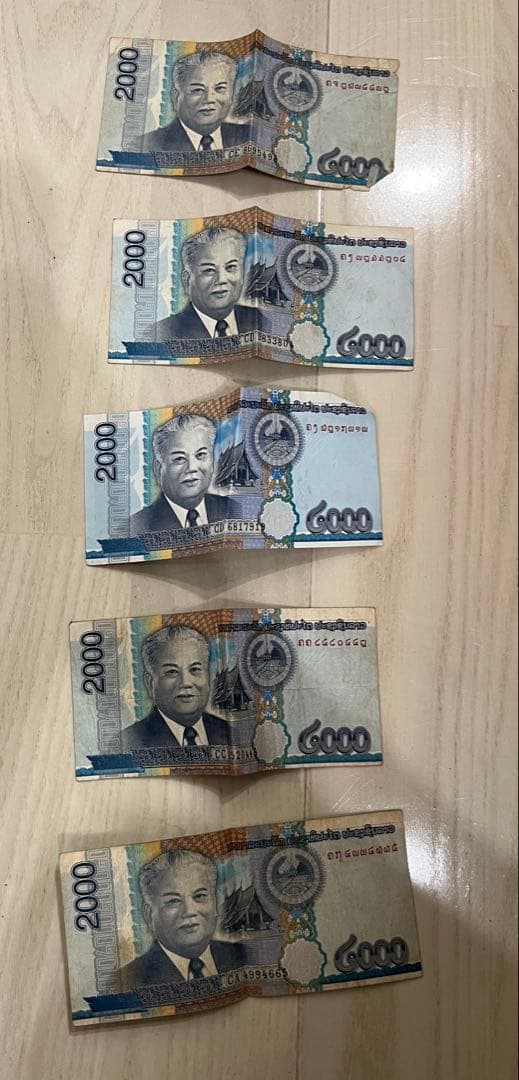 値下げ中ラオス旧貨幣 セット　1,111,000キープ