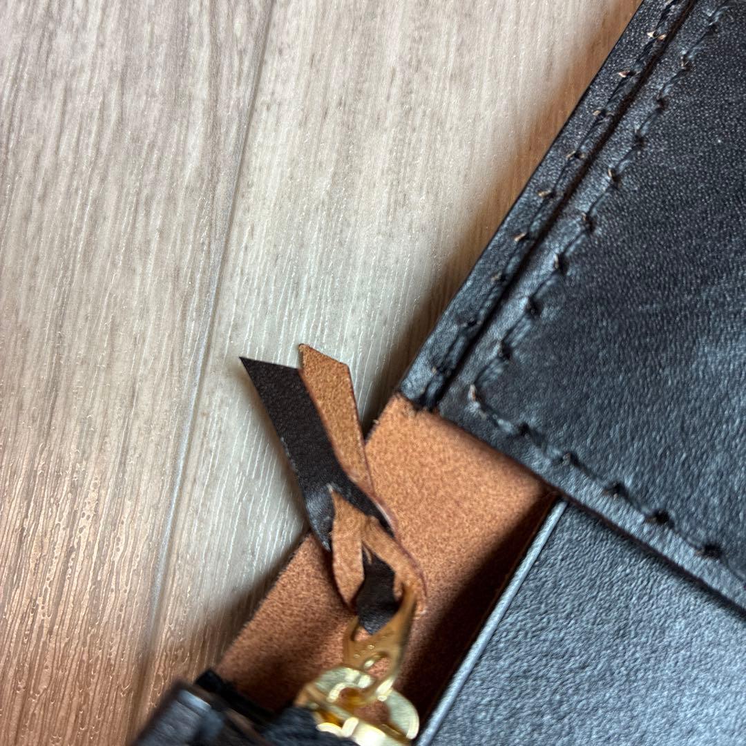 【茶芯ブラック】ミドルトラッカーウォレット　真鍮　黒ステッチ　お札を折らずに収納