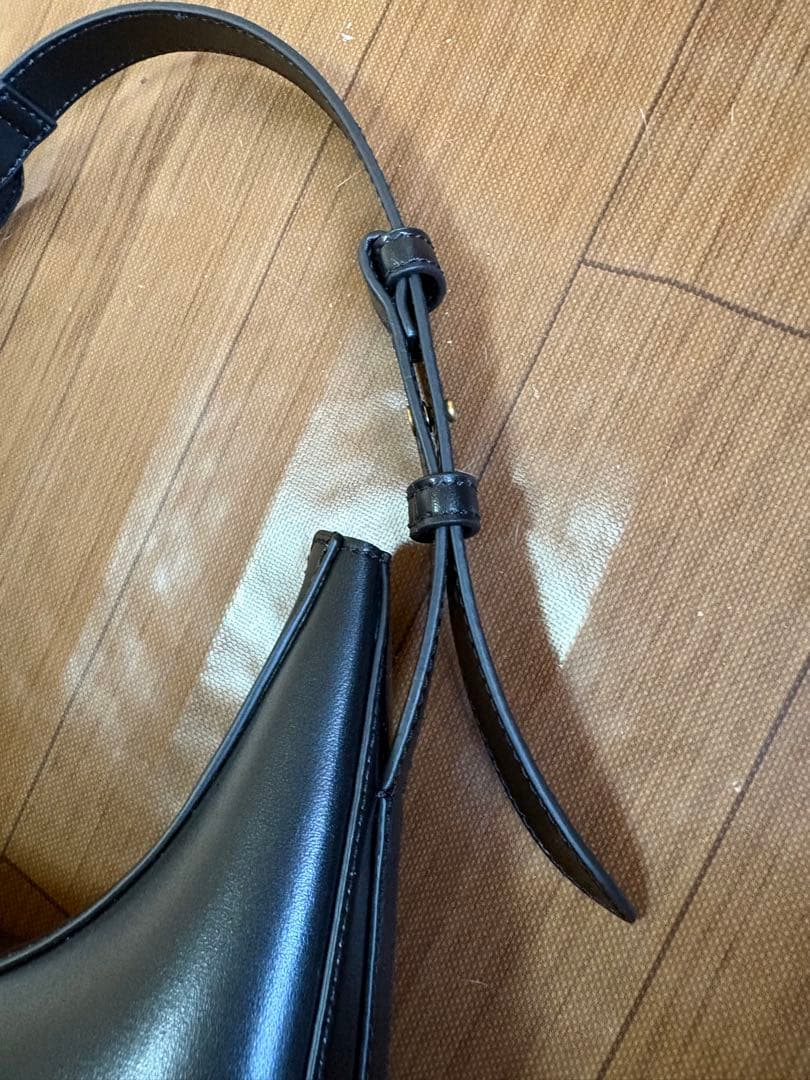 CHARLES & KEITH コラ メタリックアクセントムーンバッグ黒