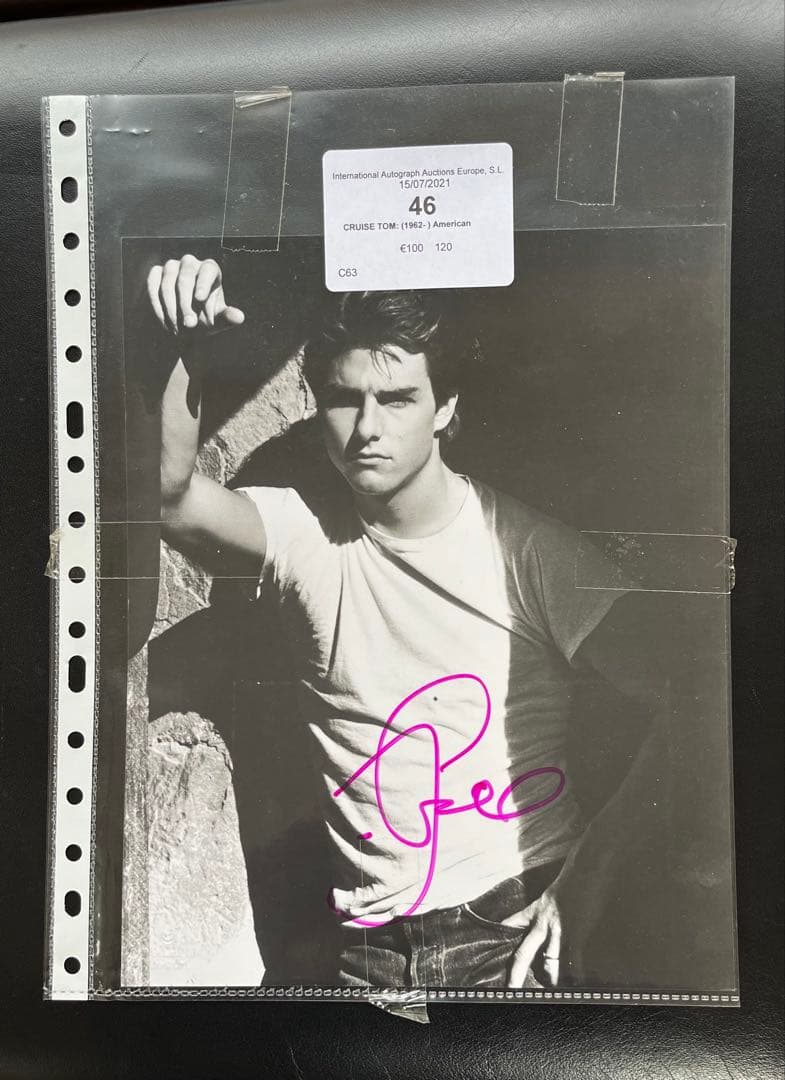 トムクルーズサイン入りモノクロポートレート
