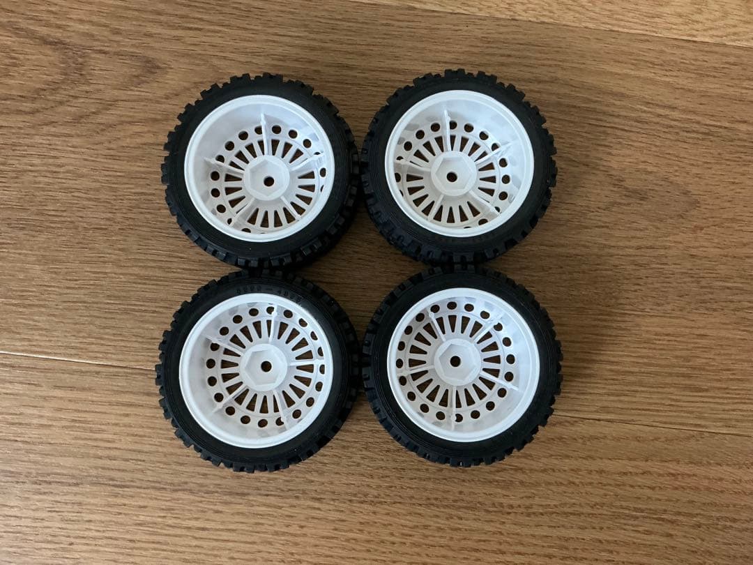 新品 タミヤXB ランチアデルタ メーカー塗装済みボディ、タイヤホイールセット