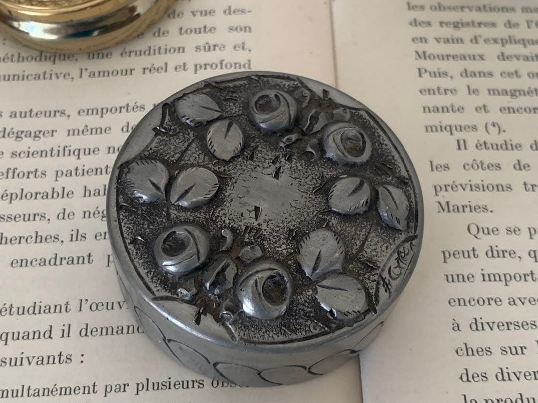 フランスアンティークピューター小物入れエンボス加工蚤の市ブロカント