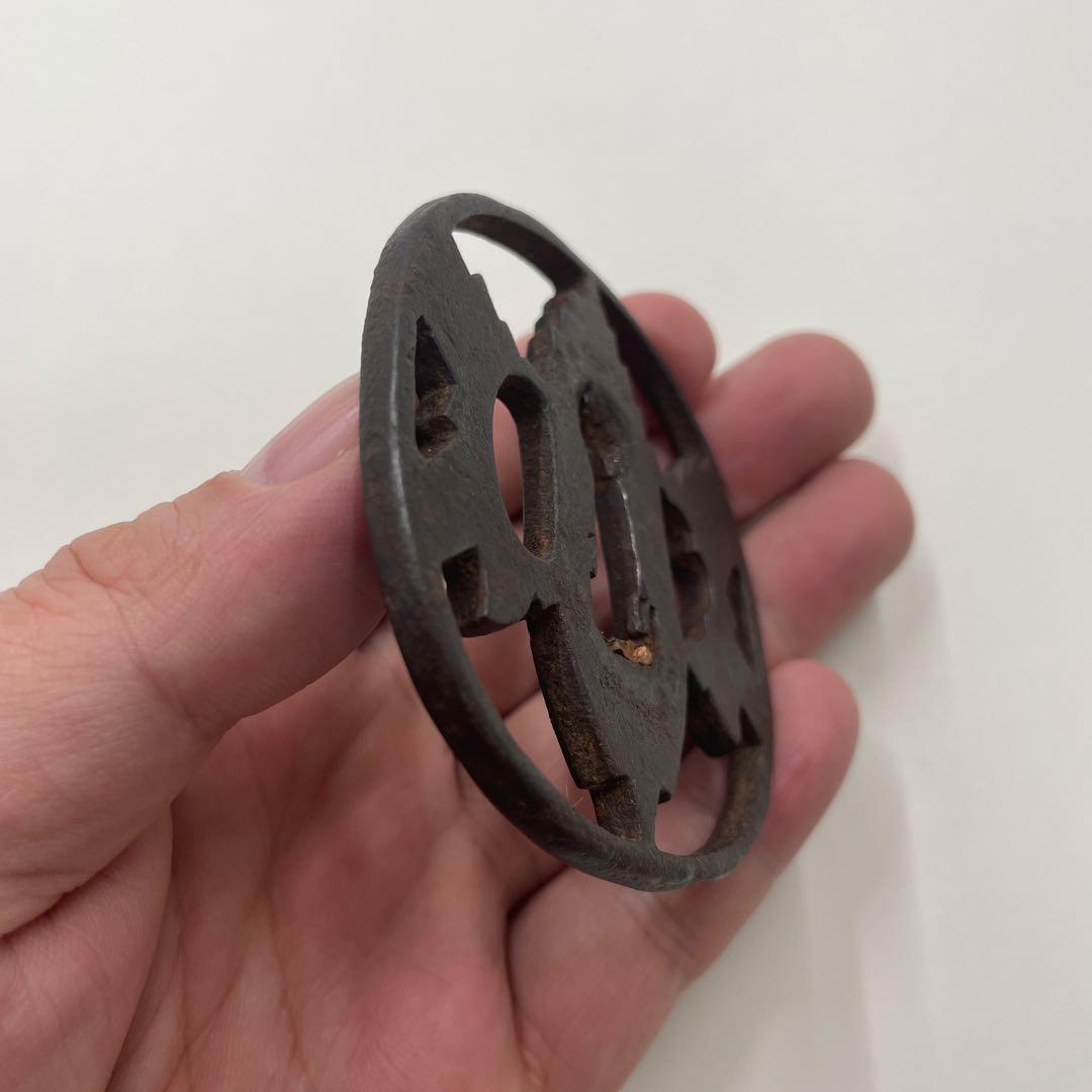 鉄製 鍔(つば) ヒイラギ図　透かし鍔　鐔