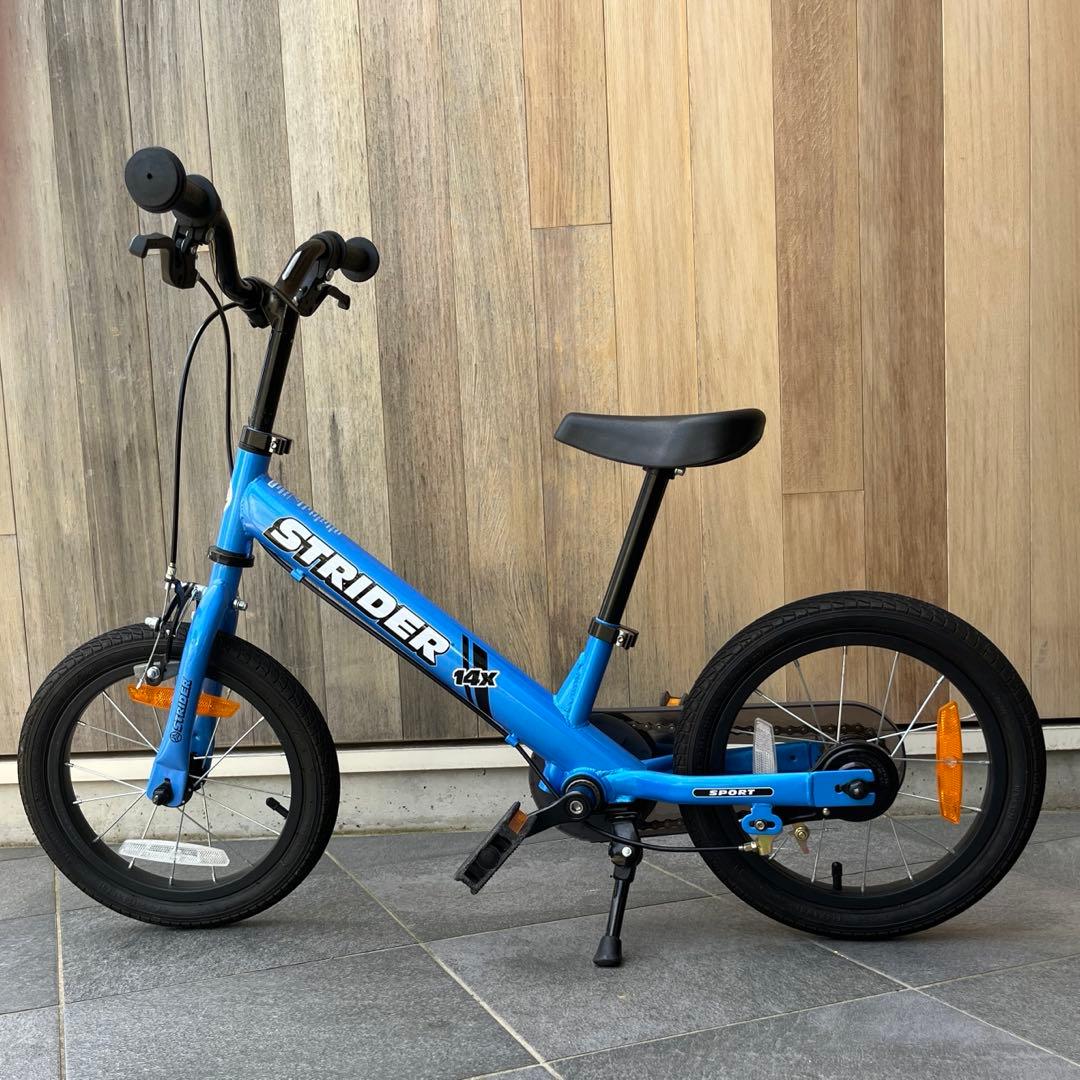 ストライダー STRIDER 14xスティールブルー 青 バランスバイク 田んぼ
