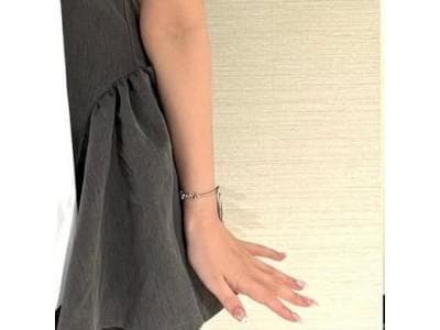 小野六花さんがパチンコ店来店時に着用したブレスレットに色紙とチェキのオマケ付き