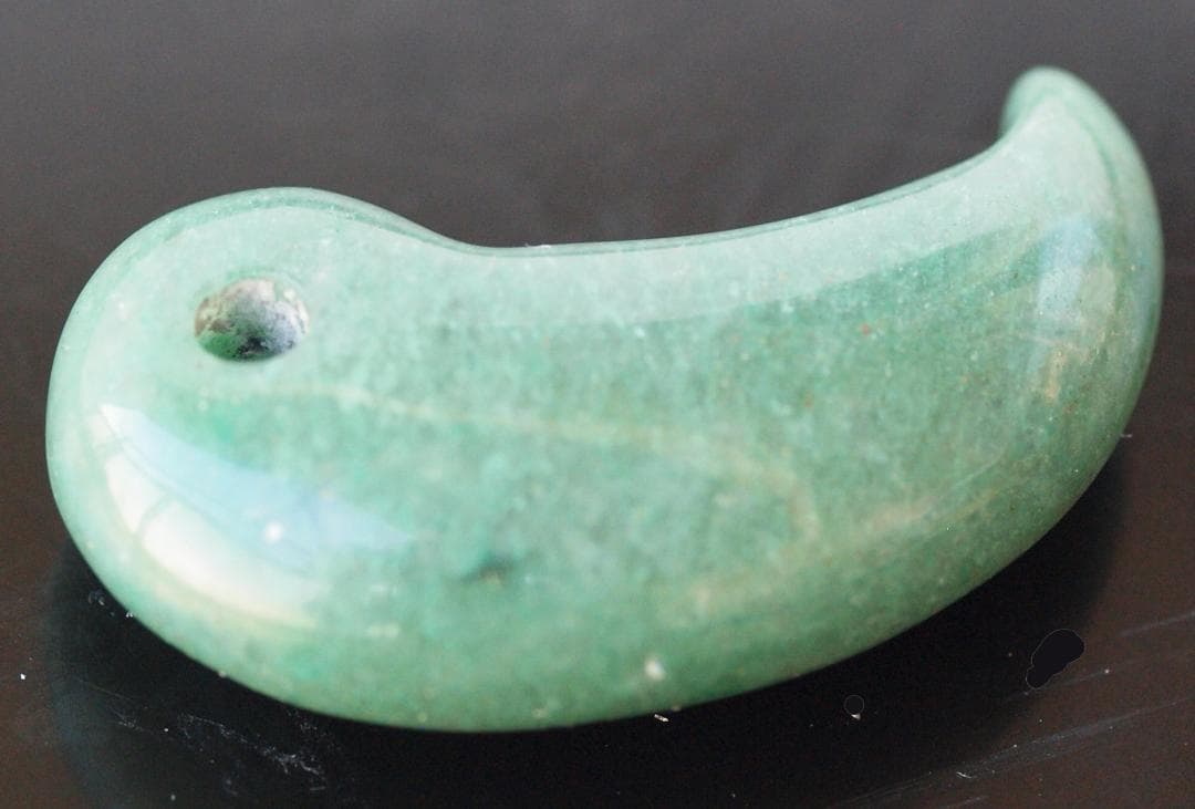 光にかざすと薄緑の細い帯状紋が出現、頭・胴の間