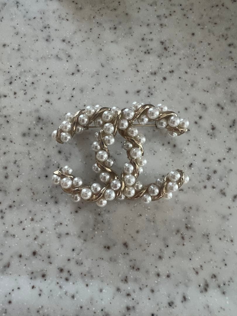CHANEL パール ツイストブローチ CHANEL シャネル ブローチ ココマーク ツイスト フェイクパール C25V