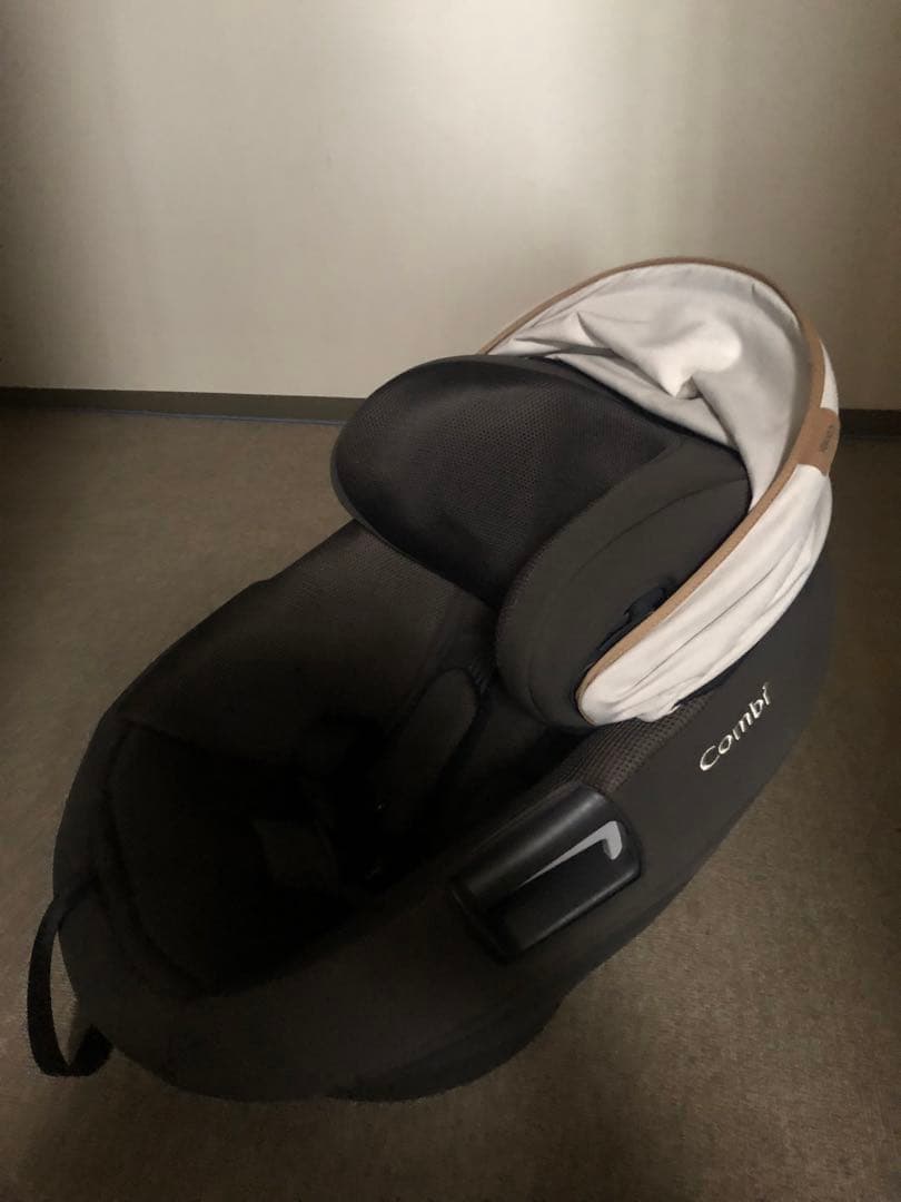譲渡先交渉中/ Combi 車用チャイルドシート 黒/白　ザS