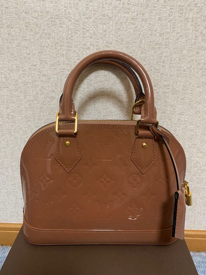 LOUIS VUITTON　ルイヴィトン　 モノグラム ヴェルニ　ベージュピンク