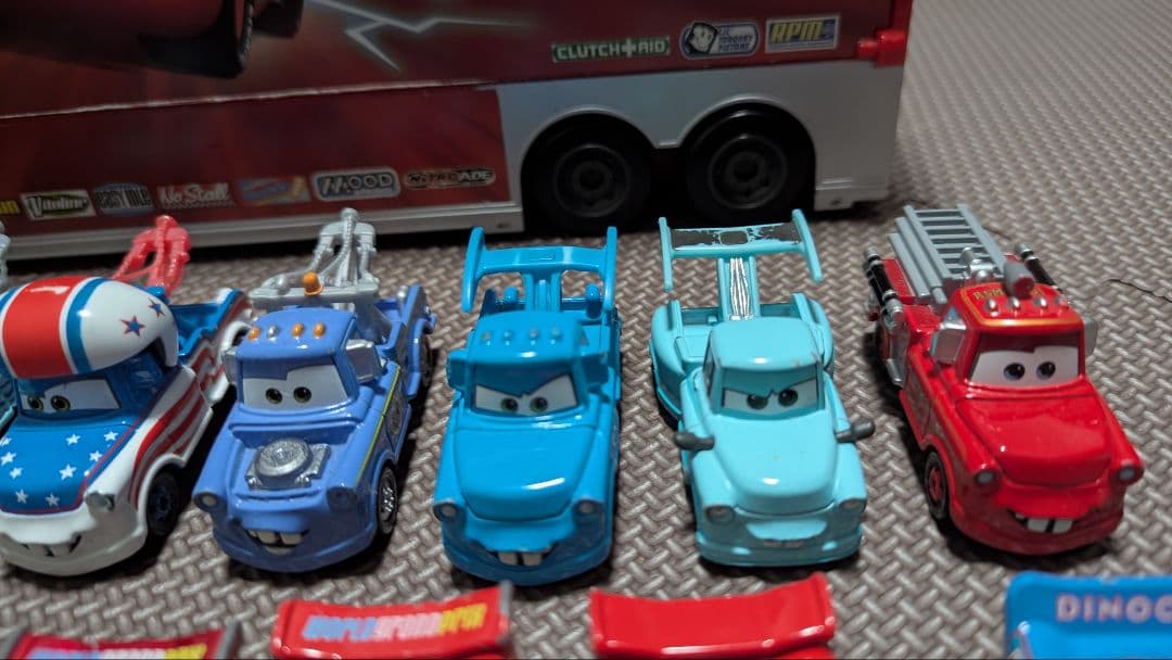 トミカ　カーズ　 約50台とマックトレーラー　バッグ付き　USED　まとめ売り