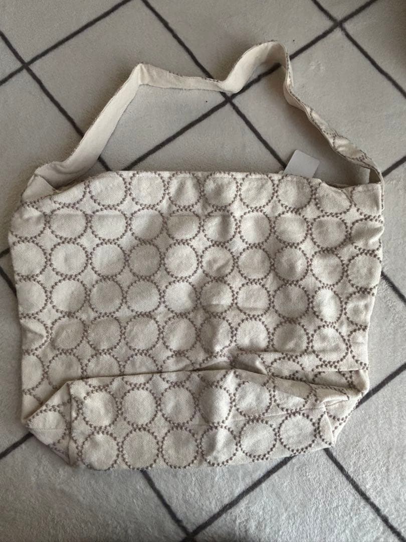 ミナペルホネン　タンバリン白 ショルダーバッグＬ