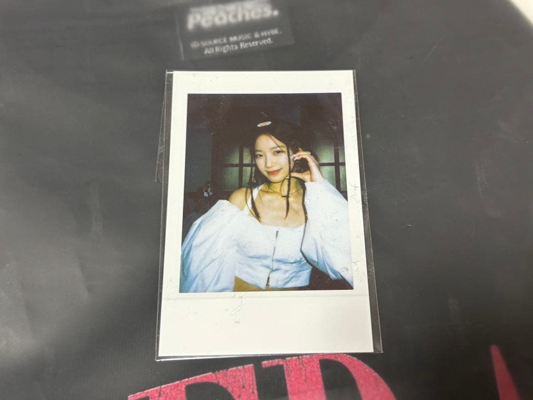 Lesserafim × Peaches Tシャツ Mサイズ(新品未開封)