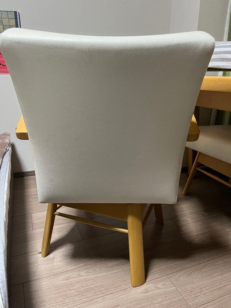 ダイニングテーブルと椅子4脚セット　ミキモク　肘付き回転チェア