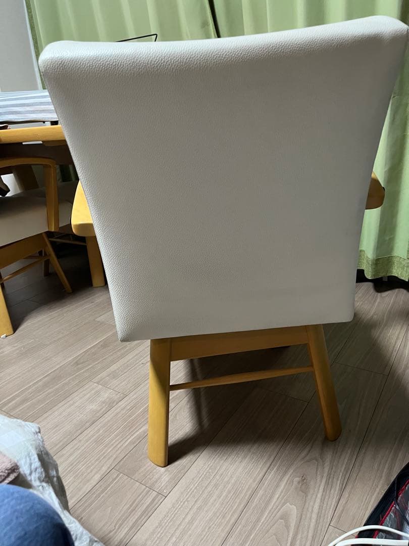 ダイニングテーブルと椅子4脚セット　ミキモク　肘付き回転チェア