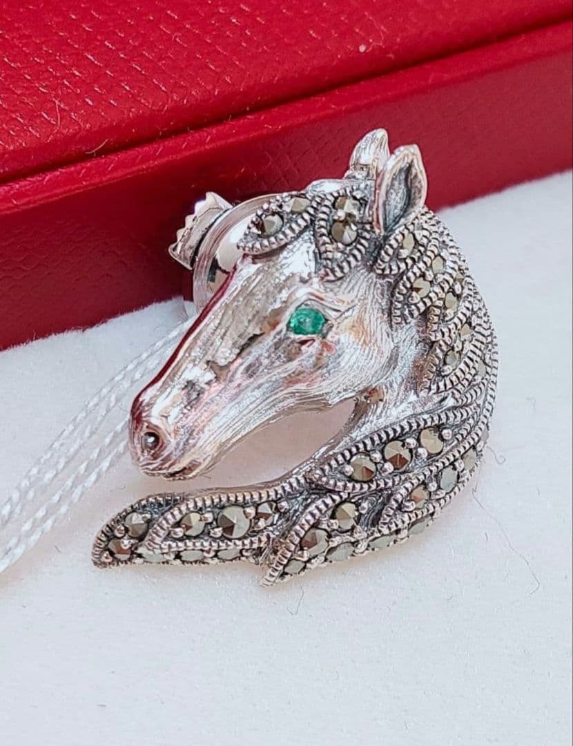 未使用品 碌山 馬 エメラルド シルバー ピンブローチ - メルカリ