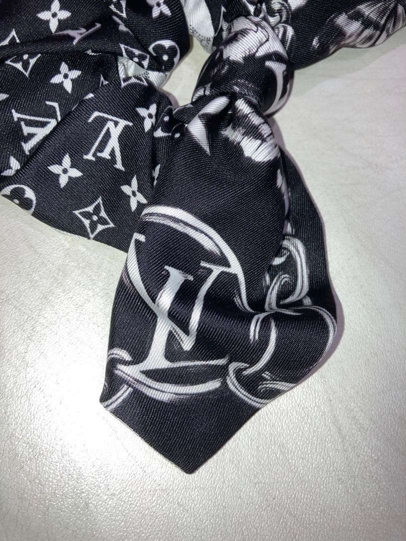 入手超々困難Vuitton最新作シュシュ