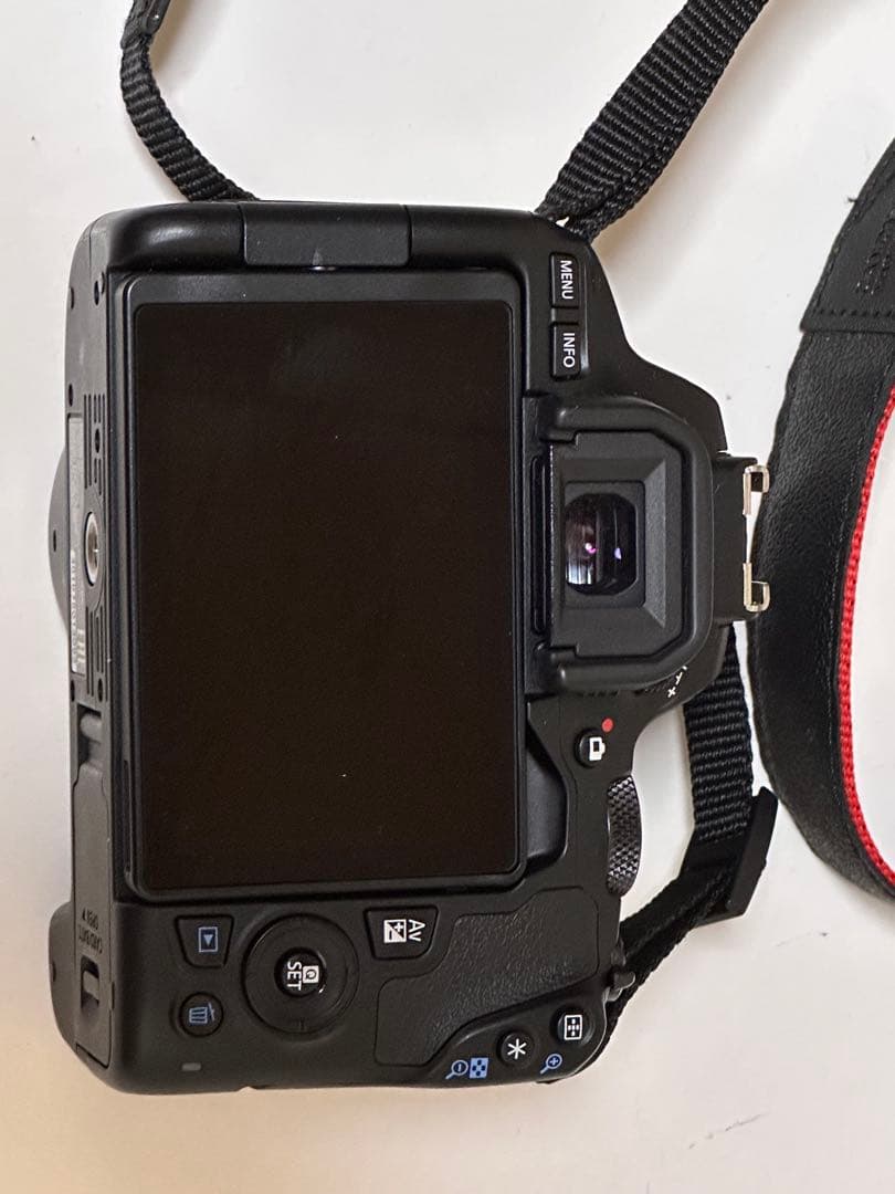 一眼レフ機キャノン kiss X10 トリプルレンズ、三脚カメラ初心者におすすめ