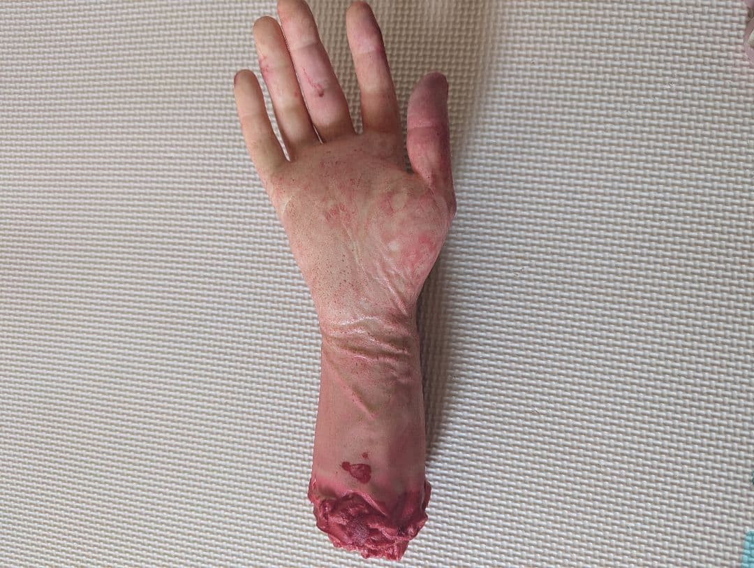 ホラー フィギュア リアルな手