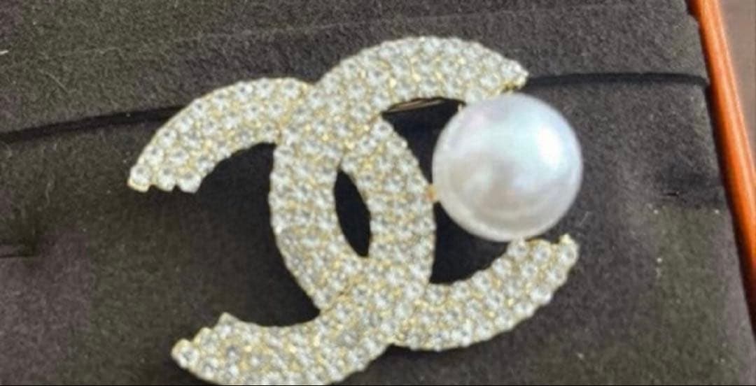 CCロゴ ブローチ クリスタル パール ゴールド ノベルティ - メルカリ