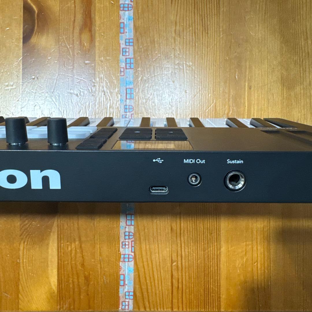 Novation Launchkey Mini 37 Mk4 MIDIキーボード